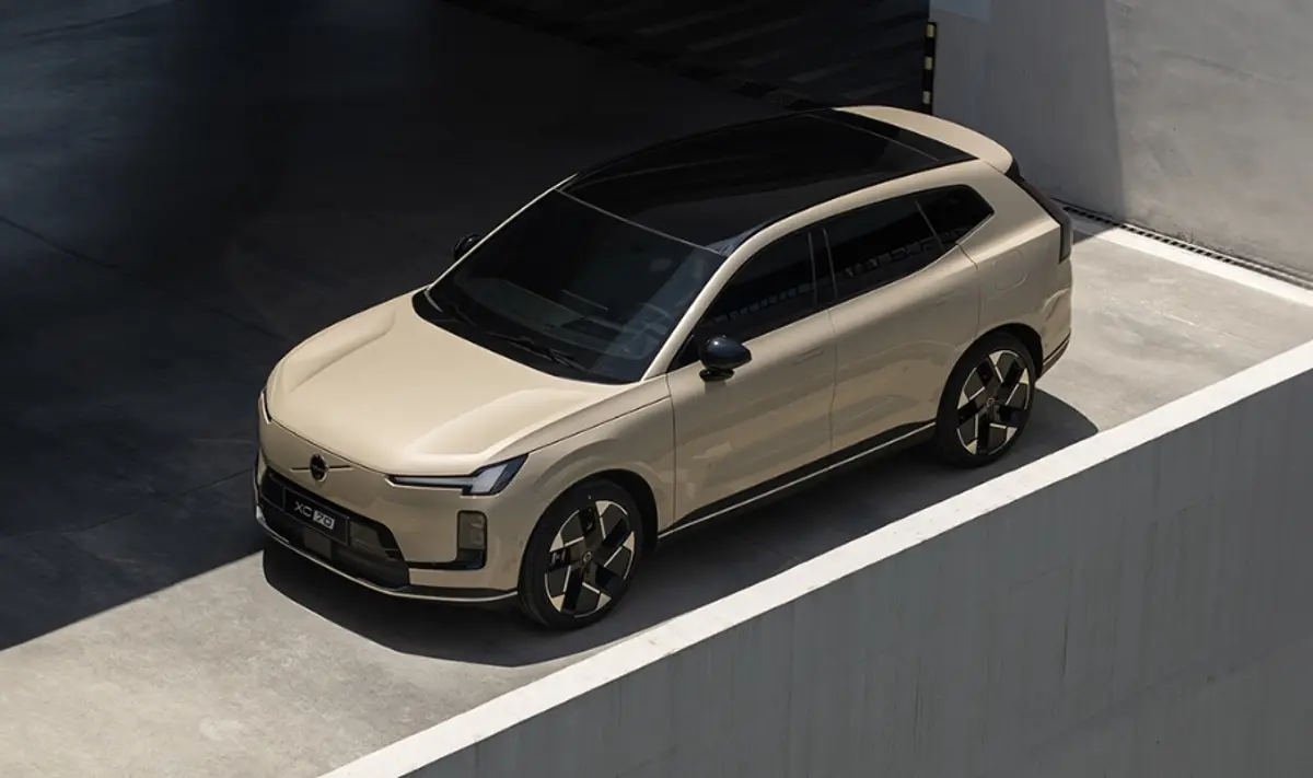 Inspired by dawn over the mountains! Official pictures of the new Volvo XC70 in the “Desert Sand” color revealed