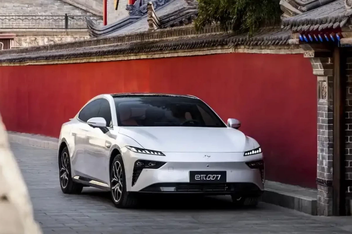 The 2025 Dongfeng eπ007 is unveiled and will be launched soon.