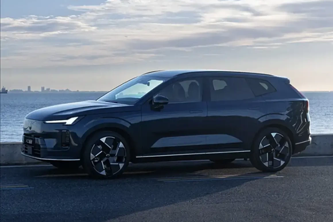Volvo XC70 in Denim Blue unveiled, with pre-sales set to begin in August
