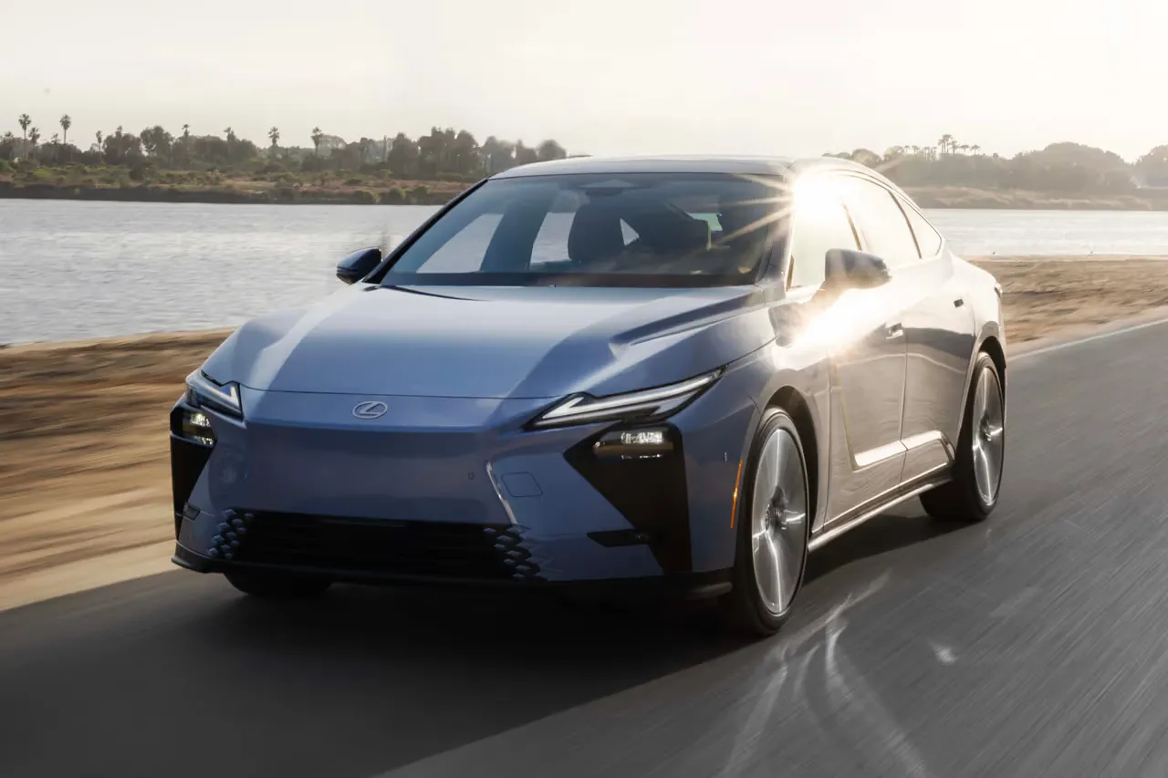 The Lexus ES 350e Features Rolls-Royce Luxury at 1/10th of the Price