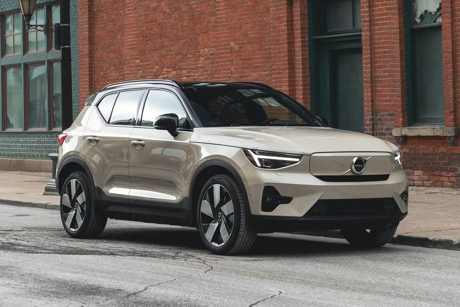 Volvo Cancels EX40 Electric SUV Amid Falling Sales